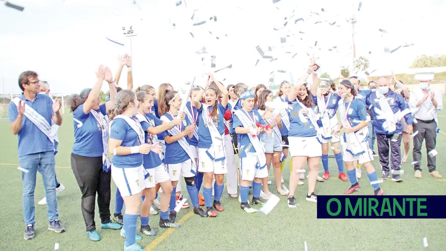 Jogadoras do União de Almeirim recebem primeira taça distrital em futebol feminino
