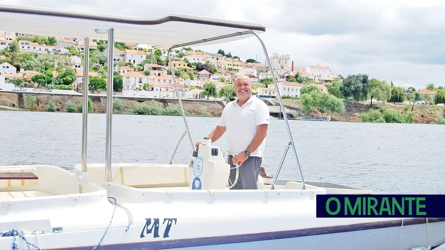 Paulo Lopes é um barqueiro dos tempos modernos