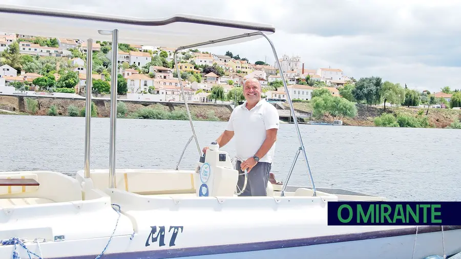 Paulo Lopes é um barqueiro dos tempos modernos Paulo Lopes é um barqueiro dos tempos modernos