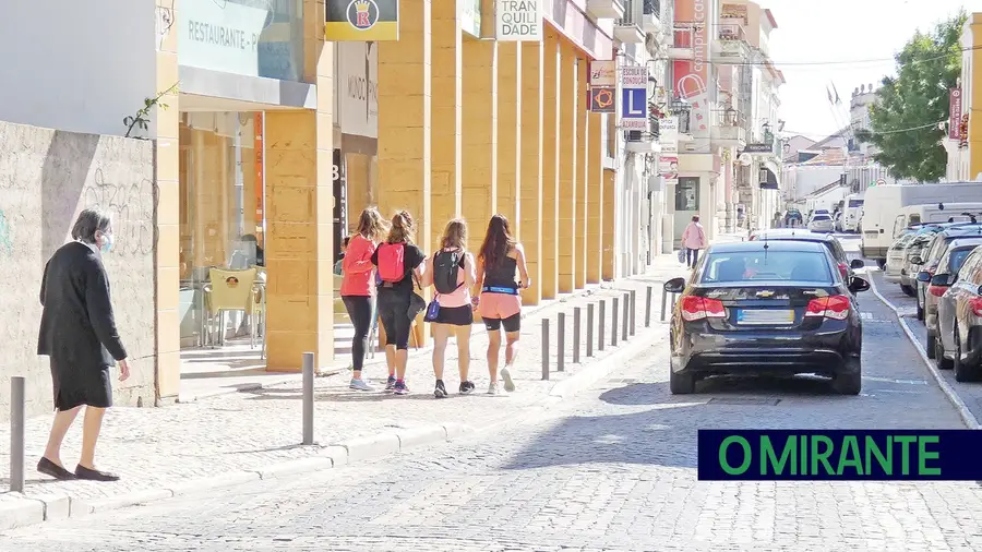 Continua a polémica sobre a substituição do piso na rua principal de Azambuja Continua a polémica sobre a substituição do piso na rua principal de Azambuja