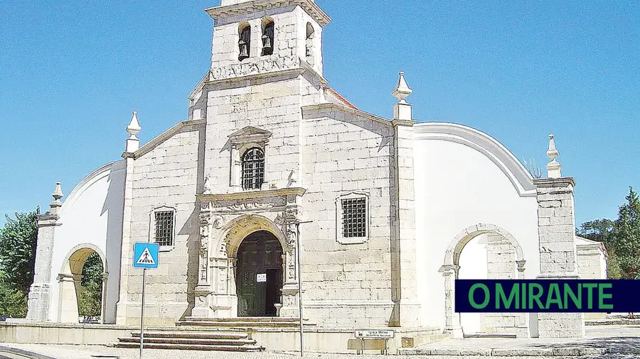 Igreja Matriz de Atalaia com nova pintura e torre sineira requalificada Igreja Matriz de Atalaia com nova pintura e torre sineira requalificada