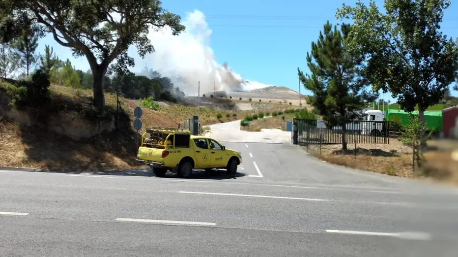 Incêndio no aterro de Azambuja em fase de rescaldo