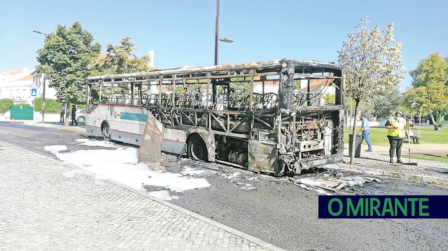 Fogo destrói autocarro no centro de Santarém
