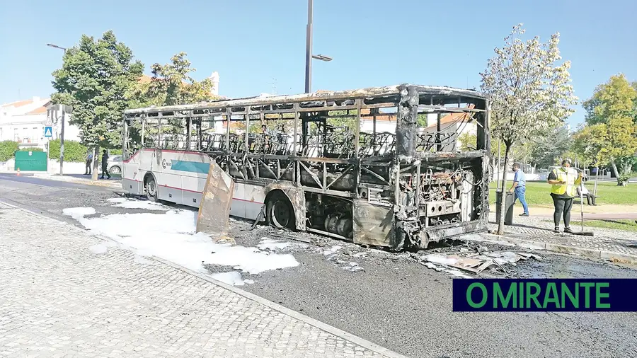 Fogo destrói autocarro no centro de Santarém Fogo destrói autocarro no centro de Santarém