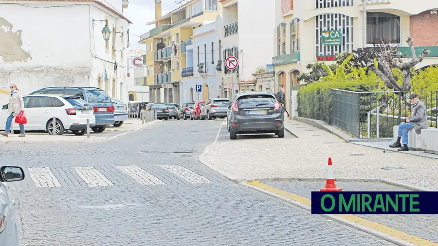 Não se compreende a substituição de empedrado por alcatrão em Azambuja Não se compreende a substituição de empedrado por alcatrão em Azambuja