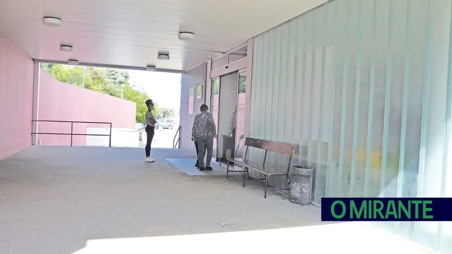 Centro de Saúde de Vila Franca de Xira sem funcionários para abrir a porta Centro de Saúde de Vila Franca de Xira sem funcionários para abrir a porta