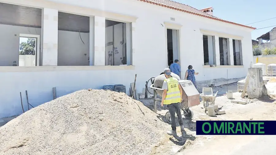 Antiga escola de Arneiro das Milhariças transformada em centro social