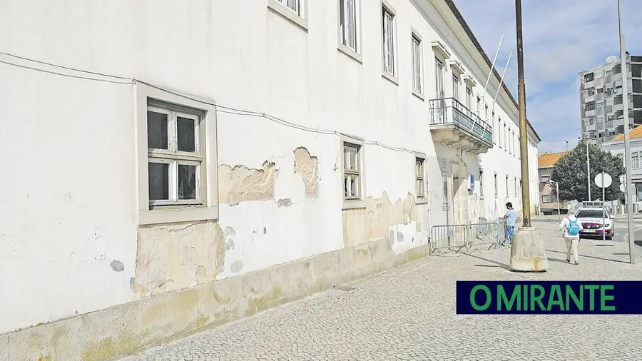 Instalações da PSP em Santarém são uma imagem de desleixo do Estado Instalações da PSP em Santarém são uma imagem de desleixo do Estado