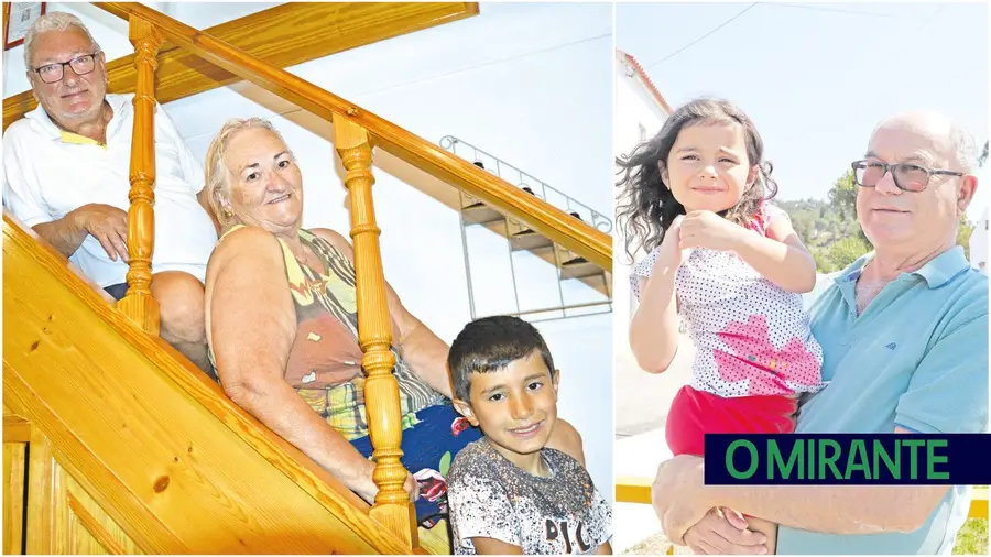 Avós que levam netos ao baloiço e a brincar às bonecas Avós que levam netos ao baloiço e a brincar às bonecas