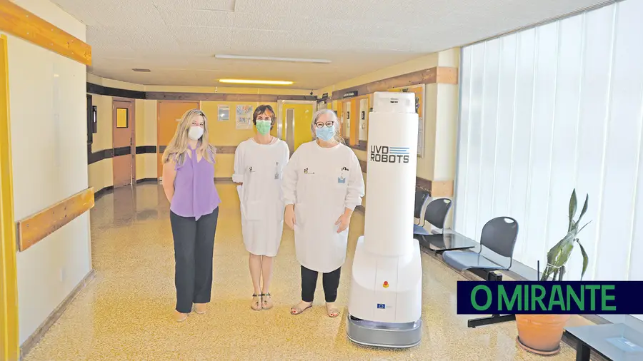 Hospital de Santarém recebe robô que faz desinfecção das instalações