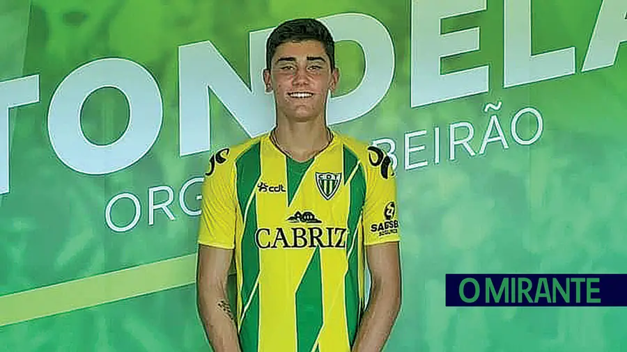 Jovem futebolista de Santarém inscrito pelo Tondela na 1ª Liga