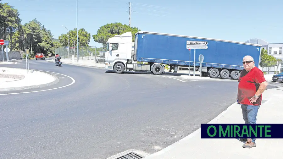 Uma rotunda inclinada em Povos que assusta condutores Uma rotunda inclinada em Povos que assusta condutores