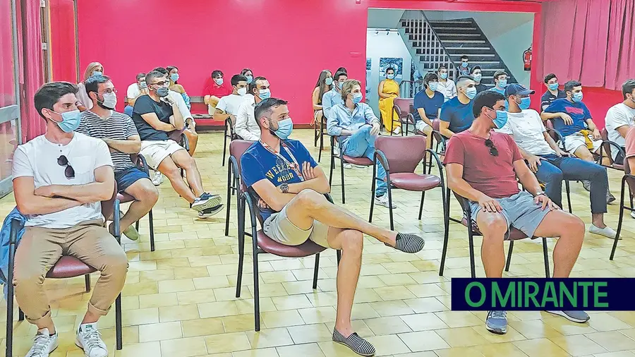 Águias de Alpiarça com ambição de subir à primeira distrital de futebol Águias de Alpiarça com ambição de subir à primeira distrital de futebol