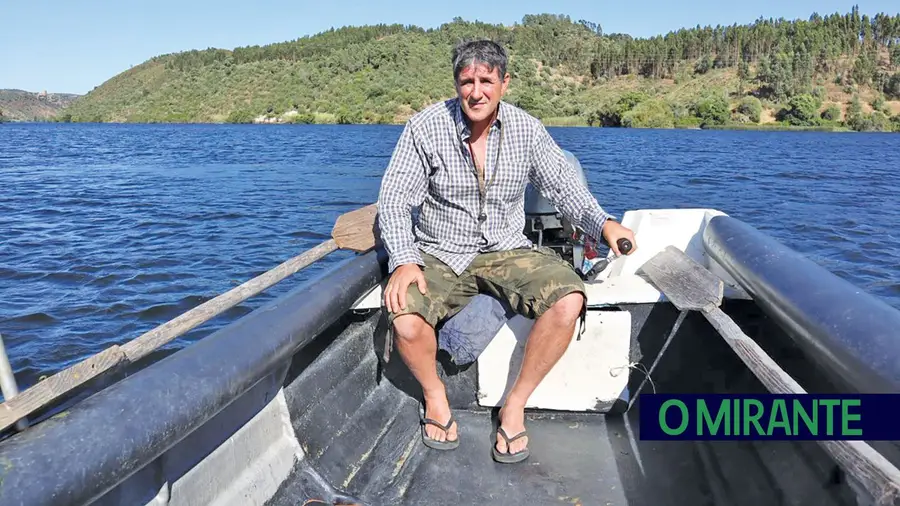 O pescador de Ortiga que continua a deixar-se encantar pela solidão do rio O pescador de Ortiga que continua a deixar-se encantar pela solidão do rio
