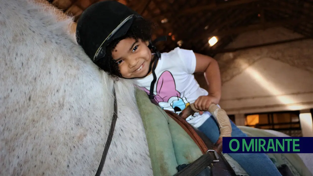 Cavalos ajudam a melhorar vida de crianças em Azambuja