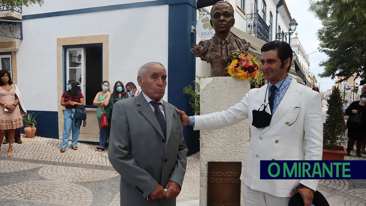 Ricardo Chibanga homenageado com busto oferecido por Morante de La Puebla