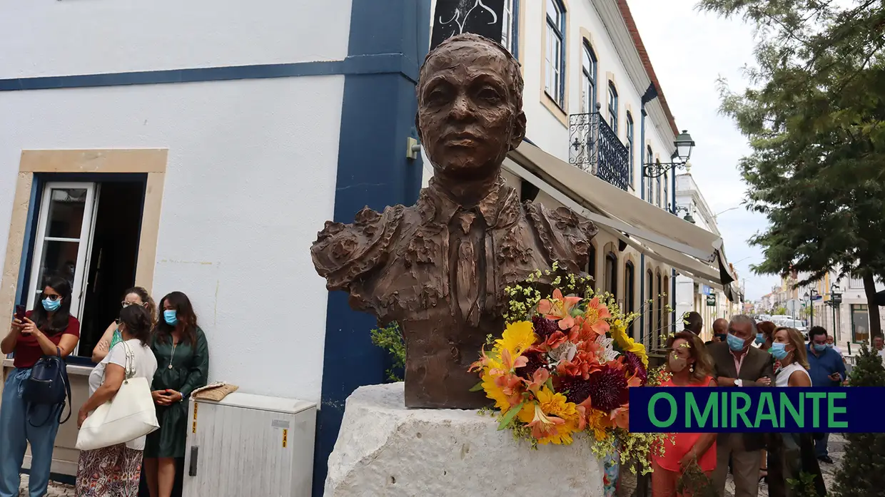 Ricardo Chibanga homenageado com busto oferecido por Morante de La Puebla
