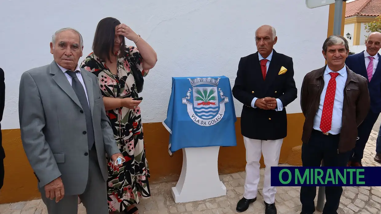 Ricardo Chibanga homenageado com busto oferecido por Morante de La Puebla