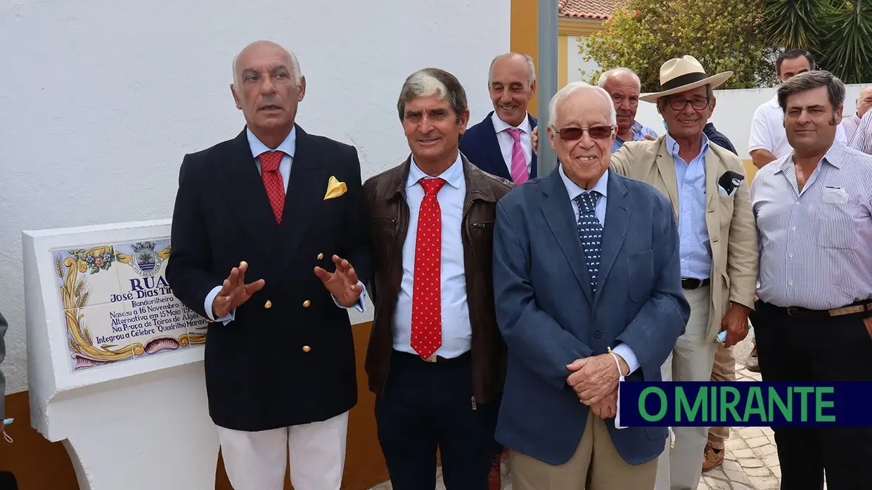 Ricardo Chibanga homenageado com busto oferecido por Morante de La Puebla