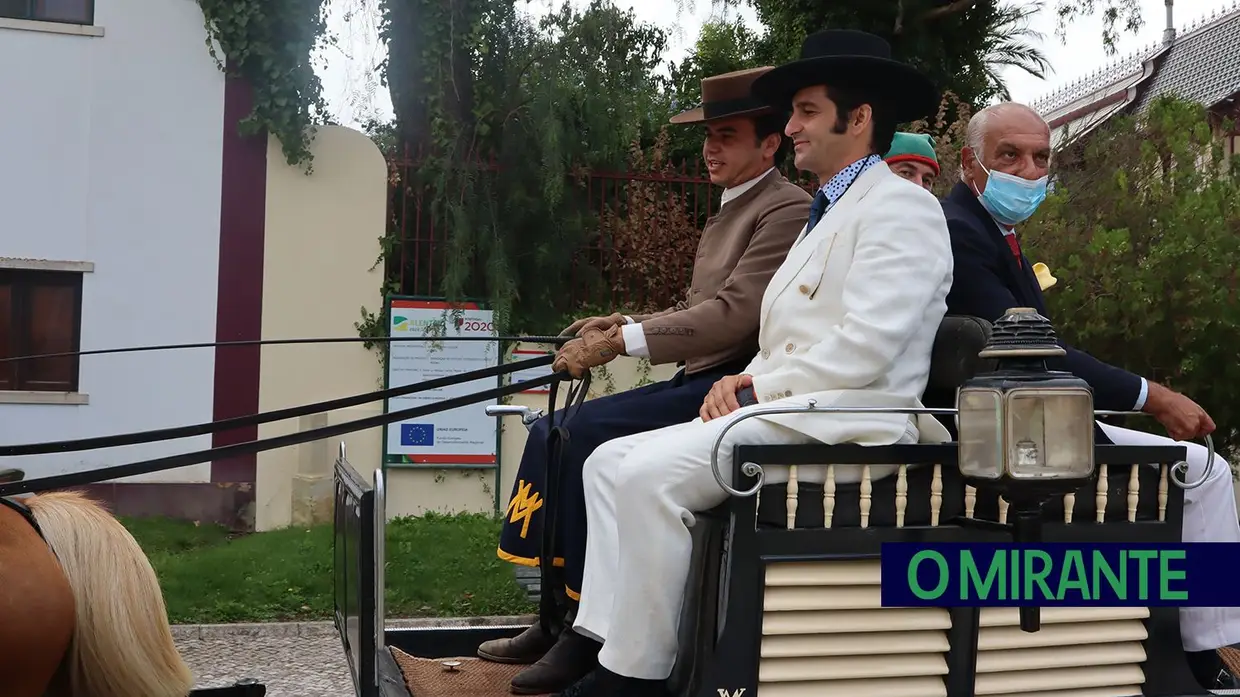 Ricardo Chibanga homenageado com busto oferecido por Morante de La Puebla