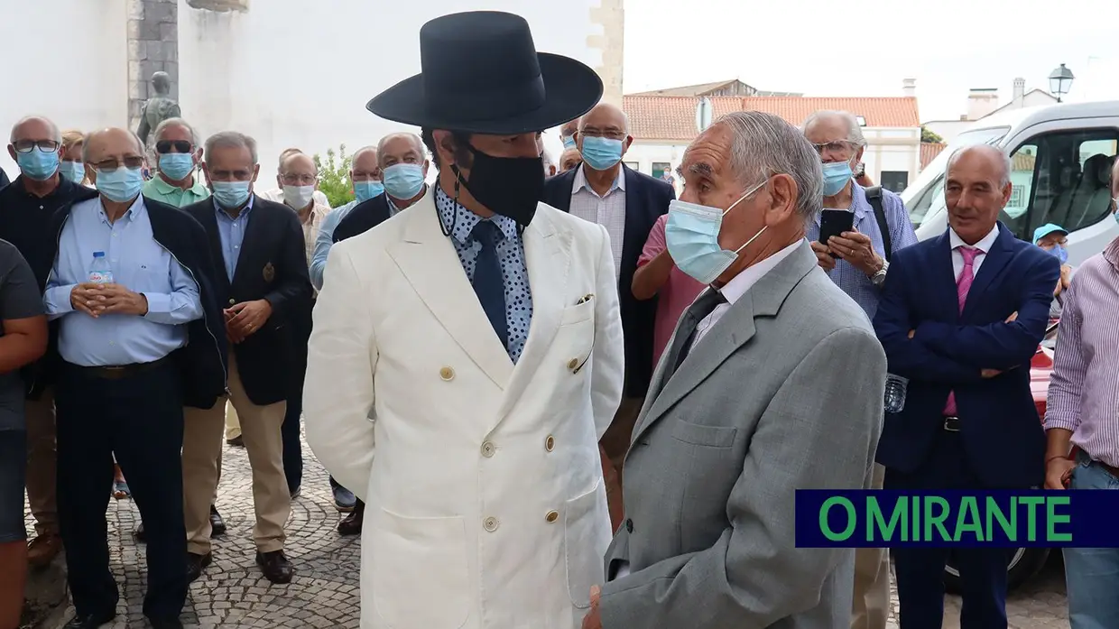 Ricardo Chibanga homenageado com busto oferecido por Morante de La Puebla