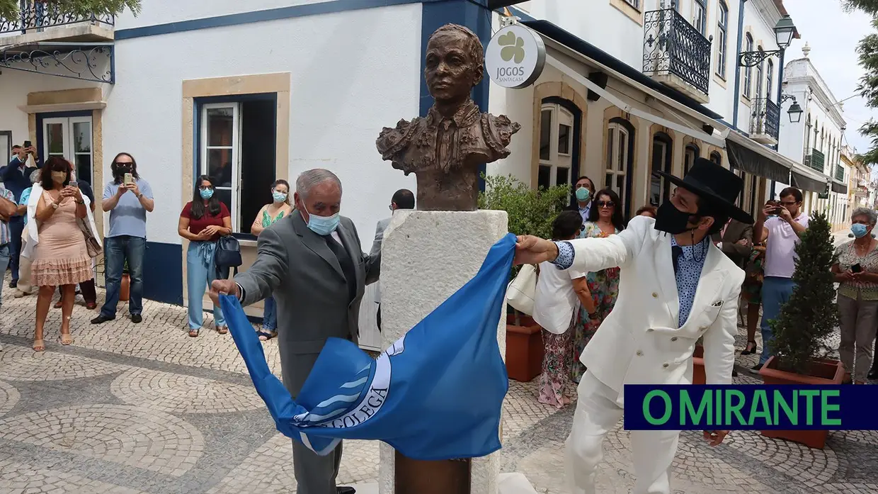 Ricardo Chibanga homenageado com busto oferecido por Morante de La Puebla