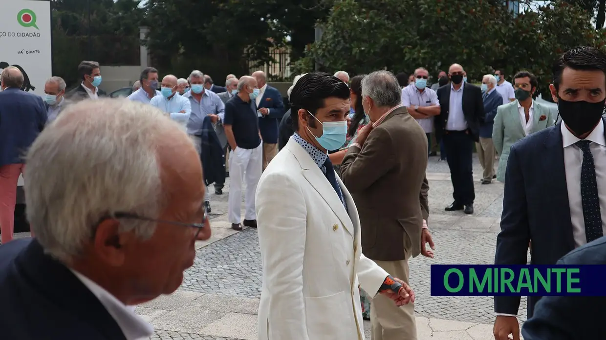 Ricardo Chibanga homenageado com busto oferecido por Morante de La Puebla