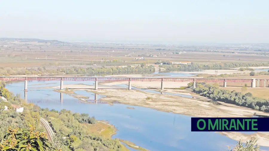 Ambientalistas insistem na urgência de acabar com o sobe e desce das águas do Tejo