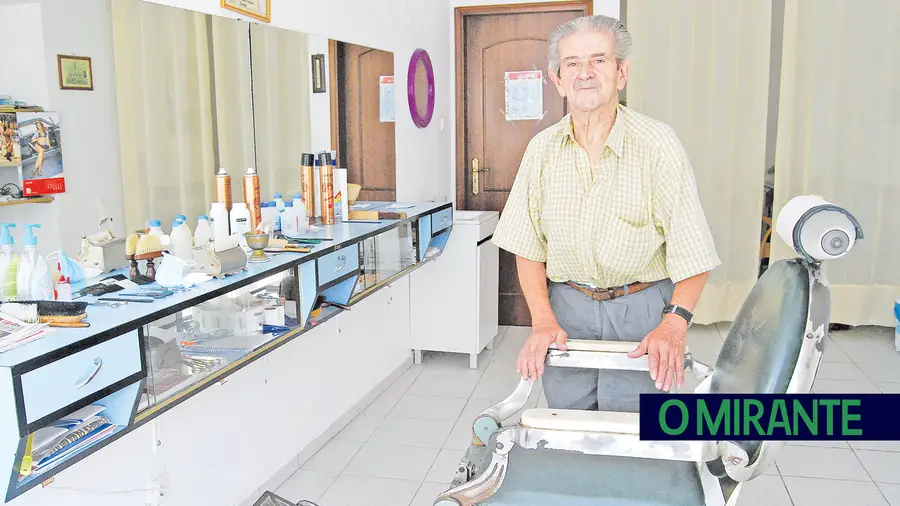 Manuel Serras é um homem dos sete ofícios e barbeiro em Abrantes há 60 anos