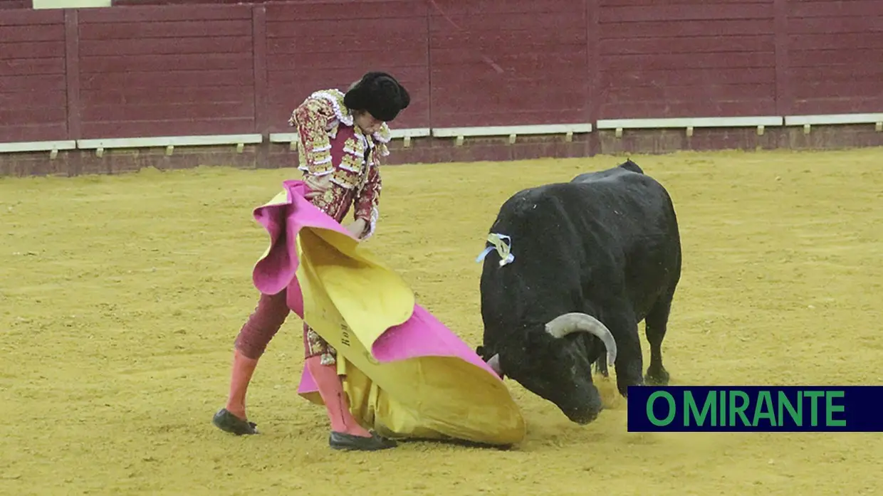 Campo Pequeno ao rubro na homenagem a Vitor Mendes