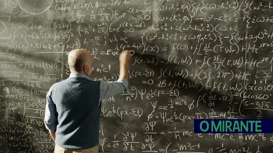 Professores querem apoios para pagarem despesas de docentes deslocados Professores querem apoios para pagarem despesas de docentes deslocados