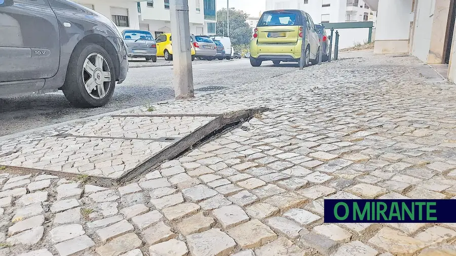 Tampa levantada num passeio de Alverca