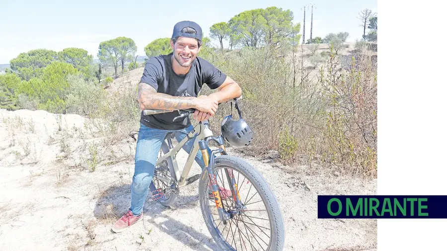 MENINA NO GRAU DE BIKE SEM A MÃO