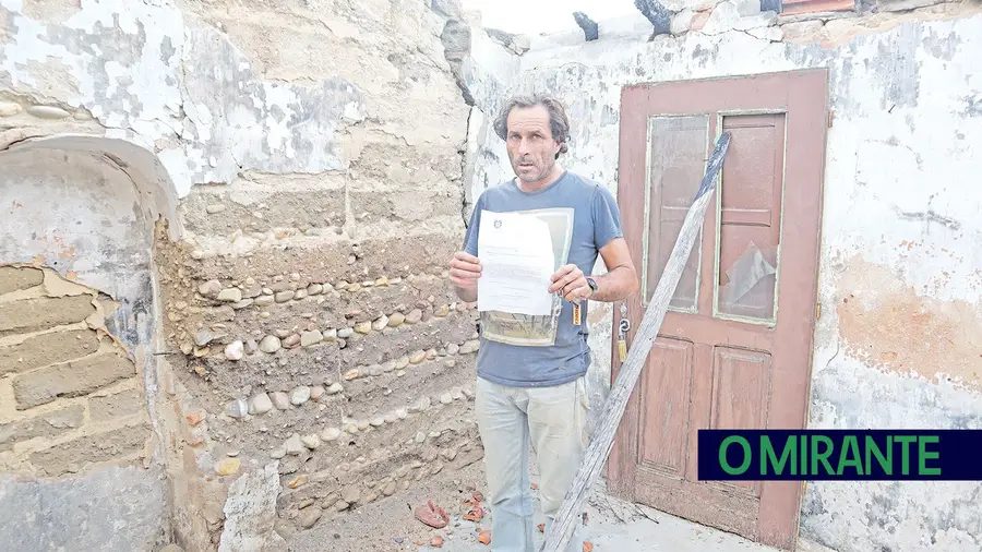 Despejado pela Câmara da Chamusca depois de perder a casa num incêndio Despejado pela Câmara da Chamusca depois de perder a casa num incêndio