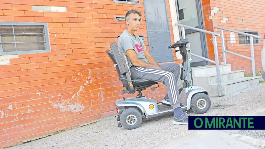 Carlos Tomás pede solução para poder entrar e sair de casa Carlos Tomás pede solução para poder entrar e sair de casa