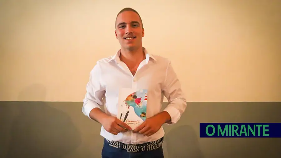 “Pensamentos” é o primeiro livro de poesia de Guilherme Pereira “Pensamentos” é o primeiro livro de poesia de Guilherme Pereira