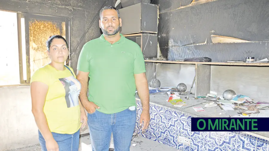 Perderam a casa num incêndio e vivem dentro de carrinha em Vialonga