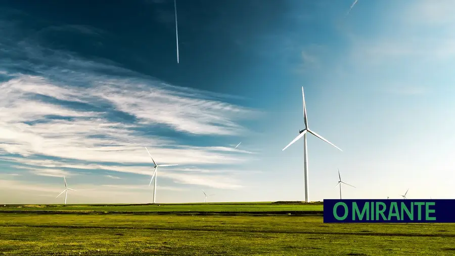 Elevado custo na produção de electricidade combate-se produzindo energia limpa