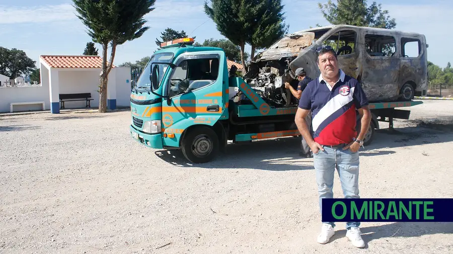 Encontra veículo destruído três semanas depois de ter sido furtado Encontra veículo destruído três semanas depois de ter sido furtado