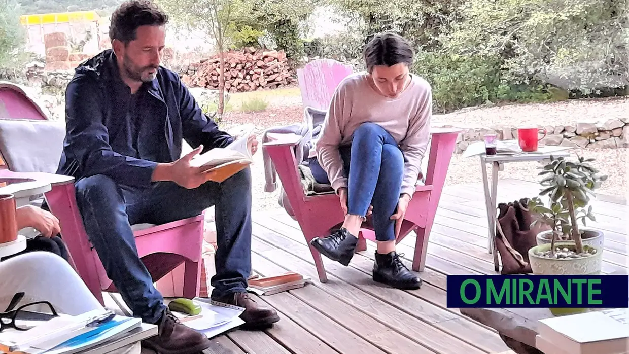 Uma roda de leitura entre serras e oliveiras
