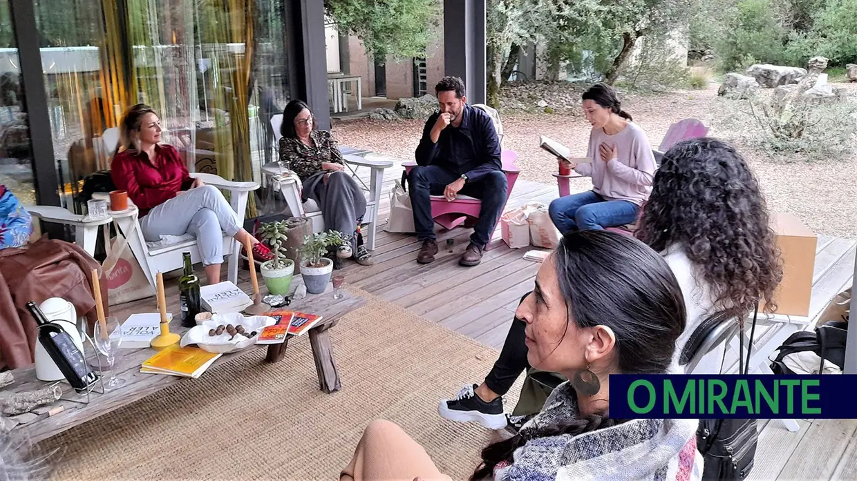 Uma roda de leitura entre serras e oliveiras