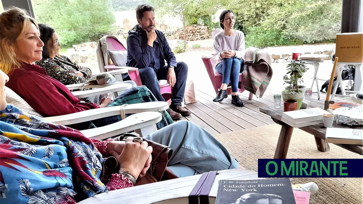 Uma roda de leitura entre serras e oliveiras