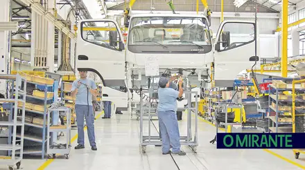 Empresa do Tramagal da Mitsubishi Fuso Truck Europe tem sido obrigada a fazer paragens na produção devido a atrasos na entrega de componentes e à escassez no abastecimento de semicondutores