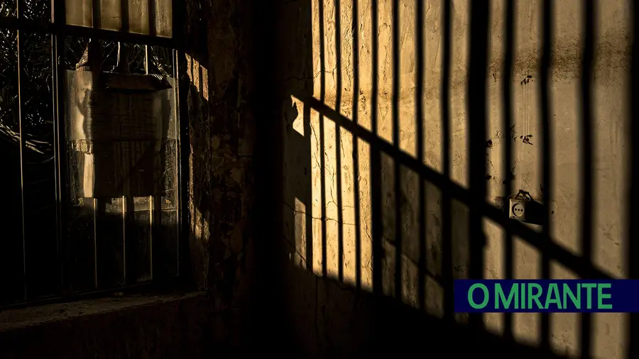 Jovem em prisão preventiva por roubo em Rio Maior