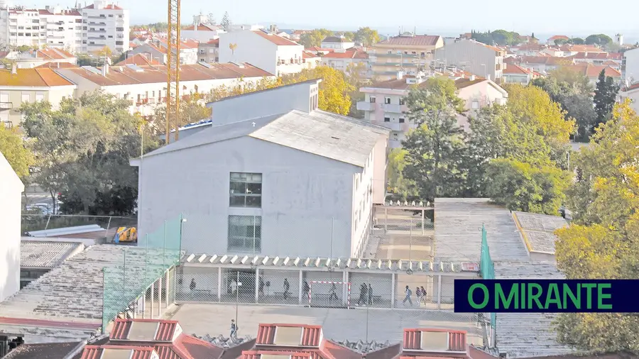 Mau tempo apanhou Escola Ginestal Machado sem cobertura e deixou marcas Mau tempo apanhou Escola Ginestal Machado sem cobertura e deixou marcas