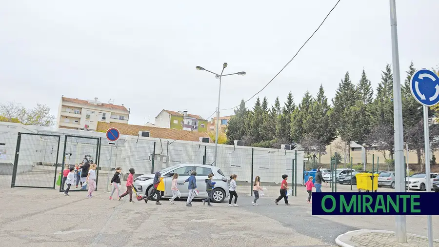 Pais preocupados com condições de escola provisória em Vialonga Pais preocupados com condições de escola provisória em Vialonga