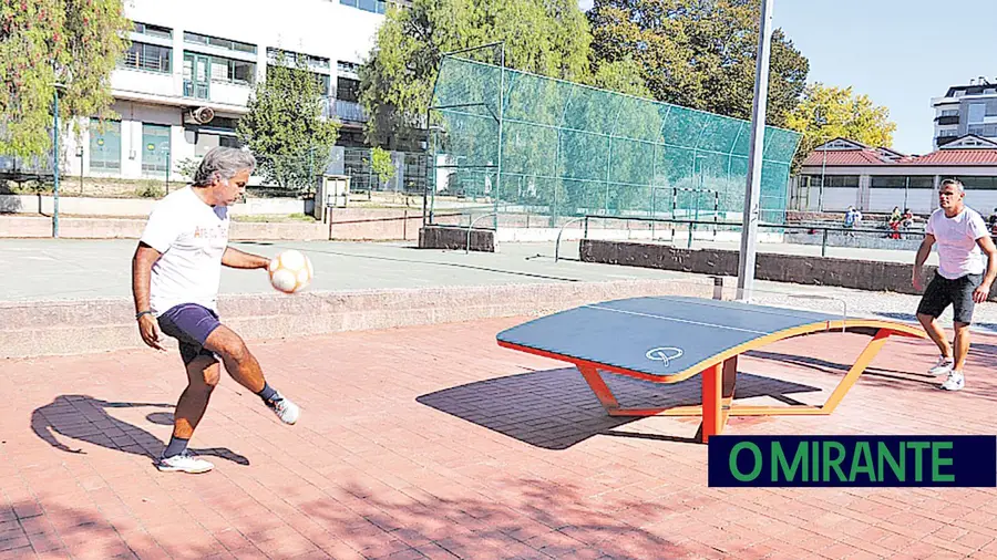 Mesa de teqball no Polidesportivo do Sacapeito em Santarém