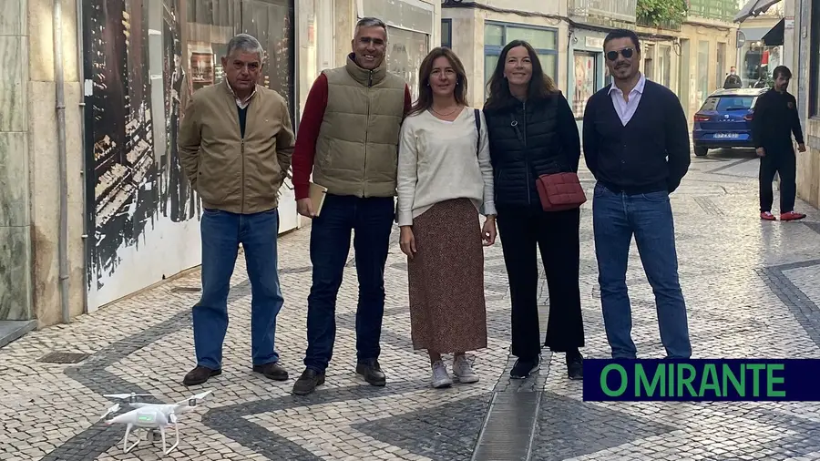 Moradores pedem reforço do combate aos pombos no centro de Santarém