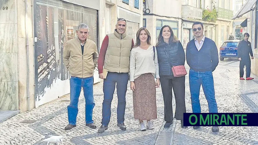 Moradores pedem reforço do combate aos pombos no centro histórico de Santarém