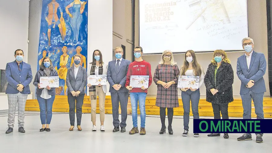 Prémios de mérito entregues a alunos do concelho de Abrantes Prémios de mérito entregues a alunos do concelho de Abrantes
